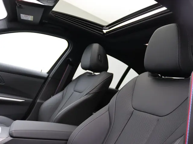BMW 3 Serie 320i Sedan 2025 Benzine 12
