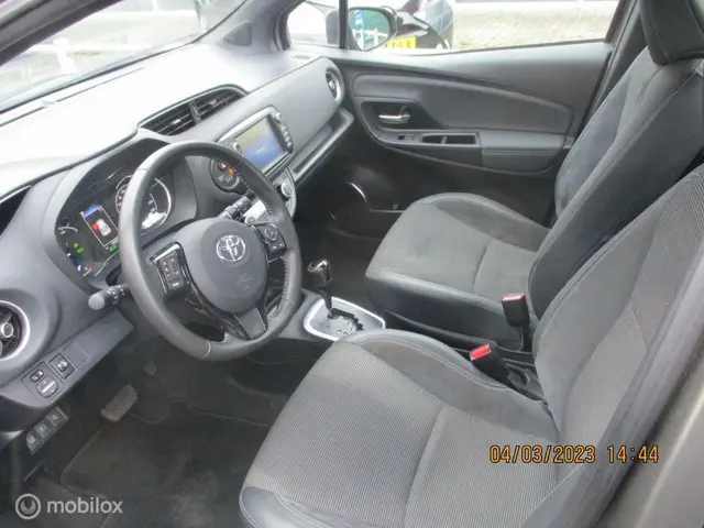 Toyota Yaris 1.5 Hybrid Executive 2017 Hybride Benzine 6