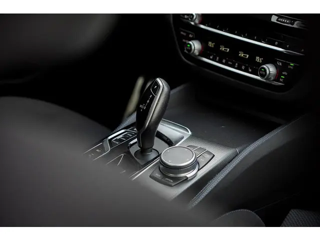 BMW 5 Serie 530e High Executive 2022 Hybride Benzine 33