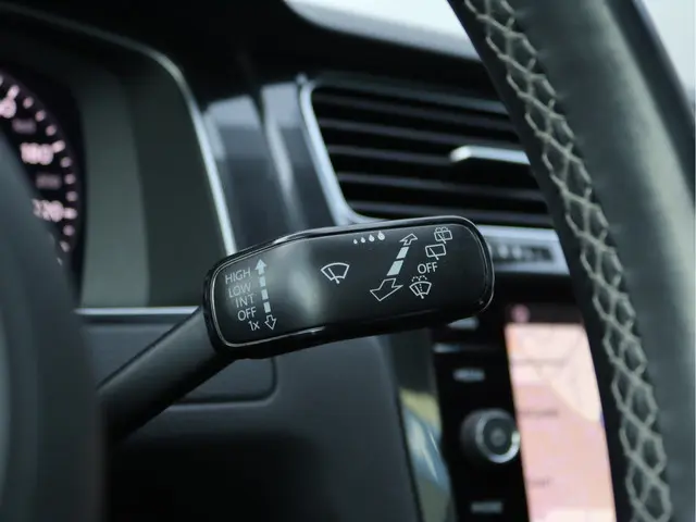 Volkswagen Golf 1.0 TSI Highline R-line 2017 Benzine 36