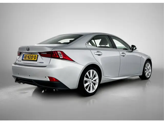 Lexus IS 2