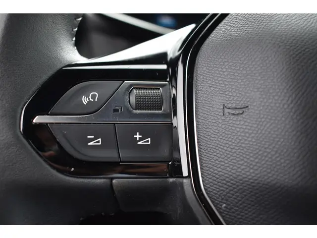 Peugeot 2008 1.2 PureTech Allure Pack 2023 Benzine 28