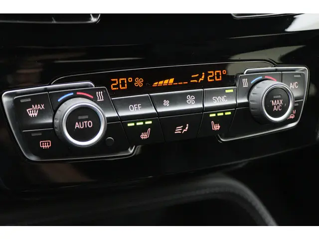 BMW X1 sDrive18i Centennial High Executive 2016 Benzine 42