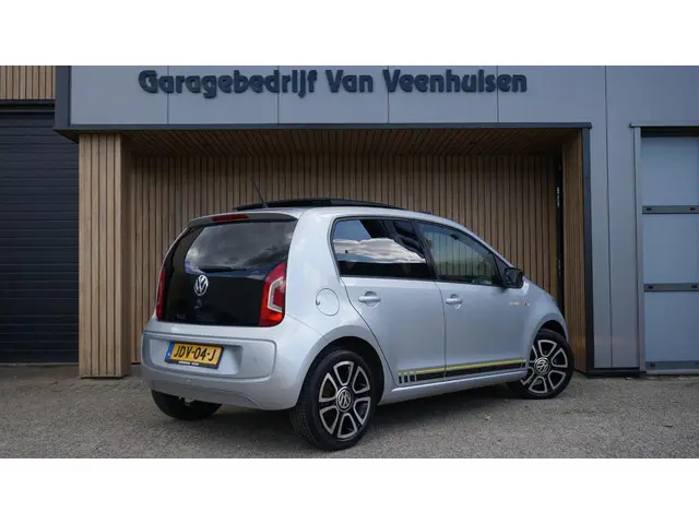 Volkswagen up! 1.0 75pk 5Drs Street Up! 2015 Benzine 6