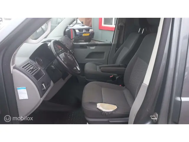 Volkswagen Transporter 2.0 TDI L2H1 2013 Diesel 11