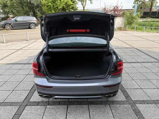Volvo S60 2.0 B3 Aut. 163pk MHEV R-Design 2021 Benzine 16