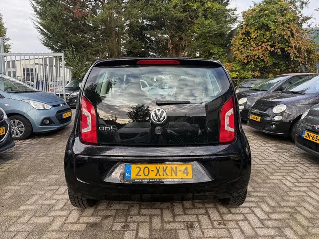 Volkswagen up! 1.0 take up! APK 05//26 2012 Benzine 4