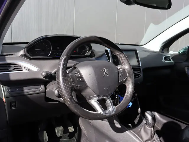 Peugeot 208 1.2 VTi Allure (lichte schade) 2013 Benzine 11