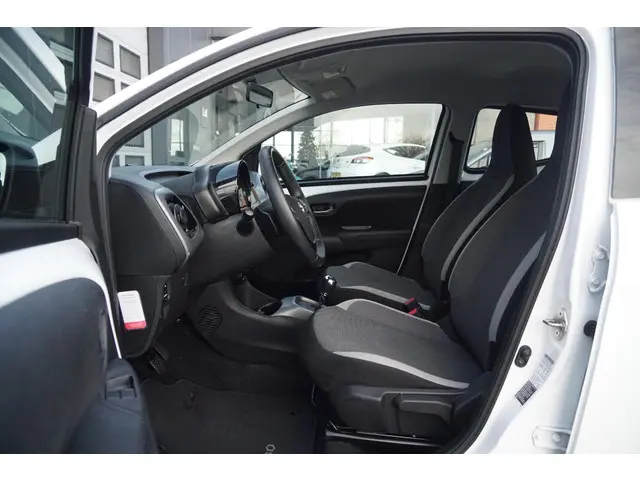 Toyota Aygo 1.0 VVT-i x-play 2021 Benzine 19