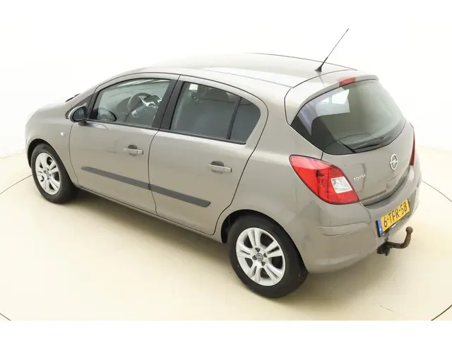 Opel Corsa 1.4-16V Berlin 2014 Benzine 4