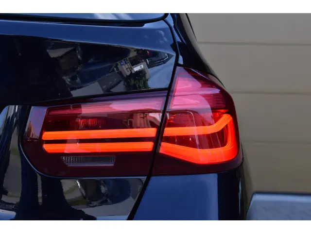 BMW 3 Serie Touring 320i 2018 Benzine 27