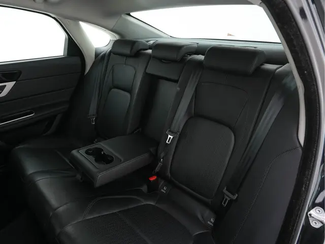 Jaguar XF 2.0 Portfolio 2017 Benzine 23