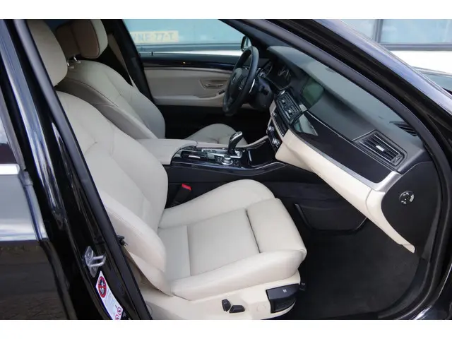 BMW 5 Serie 520i Upgrade Edition 2013 Benzine 23