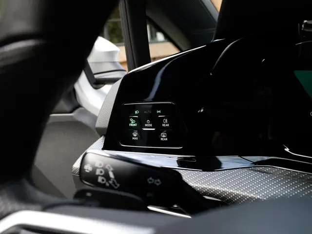 Volkswagen Golf 1.5 eTSI R-Line 2022 Benzine 14