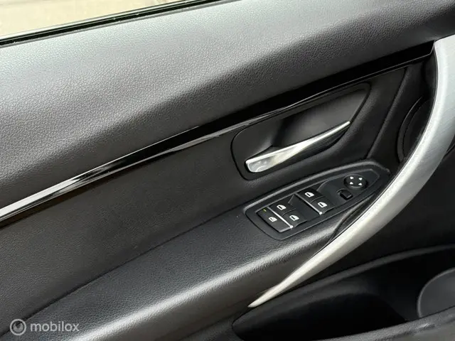 BMW 3 Serie Touring 320i M Sport Edition 2015 Benzine 23