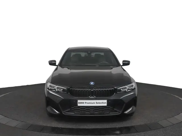 BMW 3 Serie 330e 2024 Hybride Benzine 13