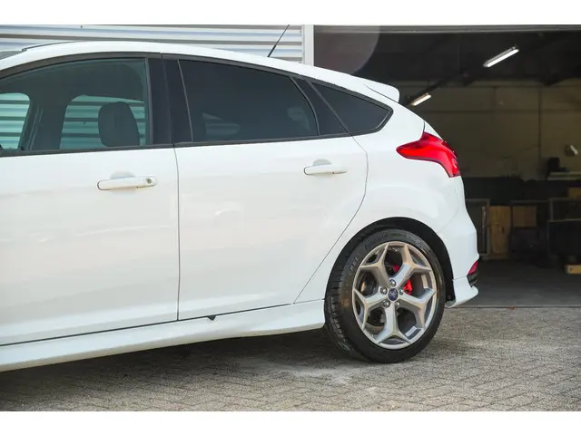 Ford Focus 2.0 ST-3 2016 Benzine 32
