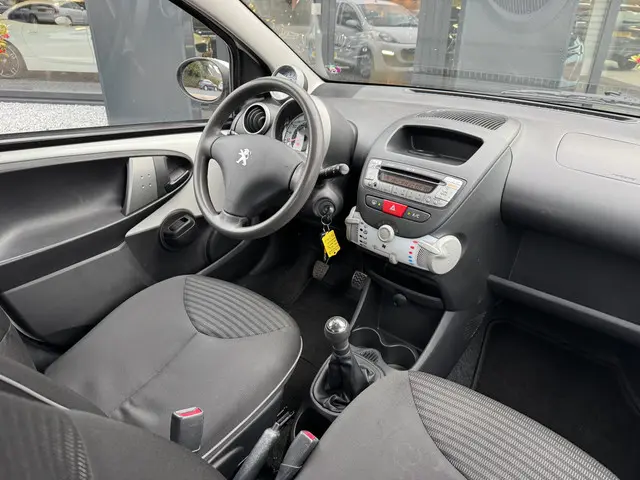 Peugeot 107 107 Active 2013 Benzine 8