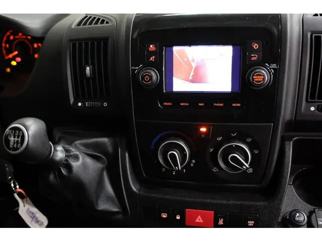 Peugeot Boxer 435 2.2 BlueHDi 140 L4H2 2022 Diesel 8