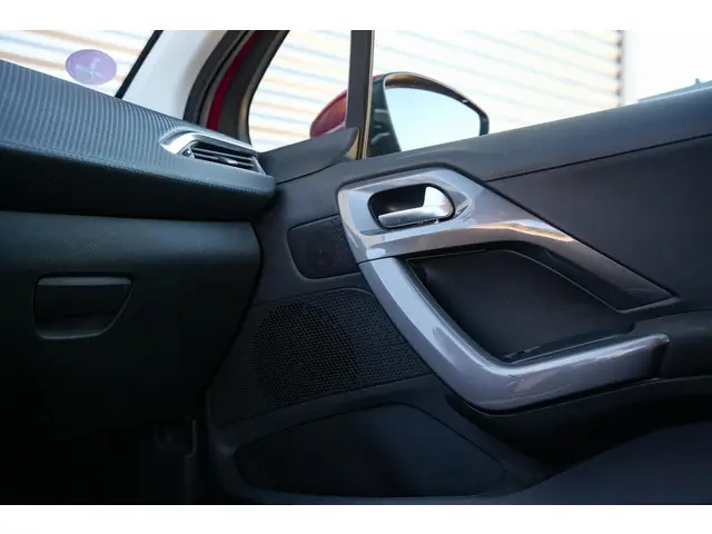 Peugeot 2008 1.2 PureTech Active 2019 Benzine 21