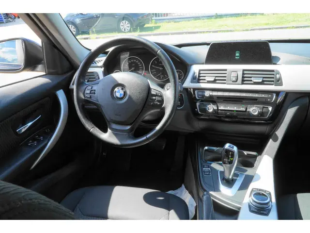 BMW 3 Serie 318i FACELIFT MODEL 2017 Benzine 16