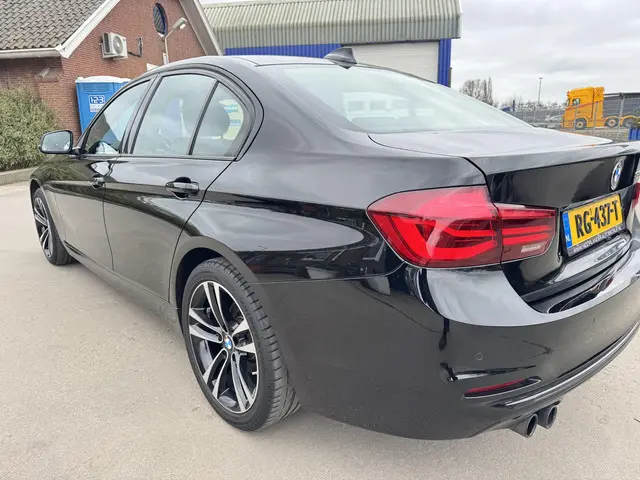 BMW 3 Serie 320i Corporate Lease Executive 2017 Benzine 6