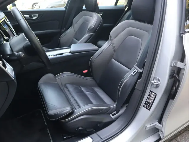 Volvo V60 2.0 T4 R-Design 2020 Benzine 32