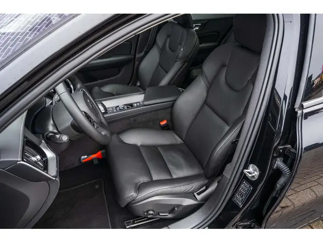 Volvo S60 B4 Ultimate Dark 2023 Benzine 19