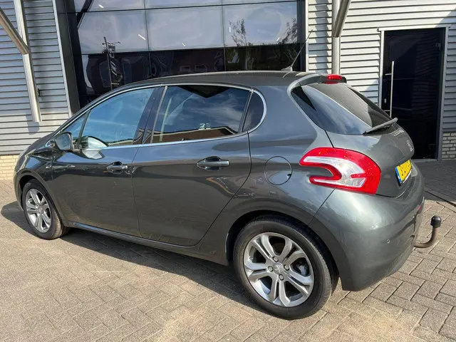 Peugeot 208 1.2 PureTech Allure 2015 Benzine 4