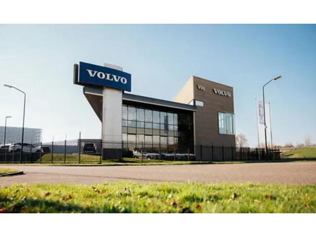 Volvo XC40 B4 Plus Dark 2025 Benzine 8