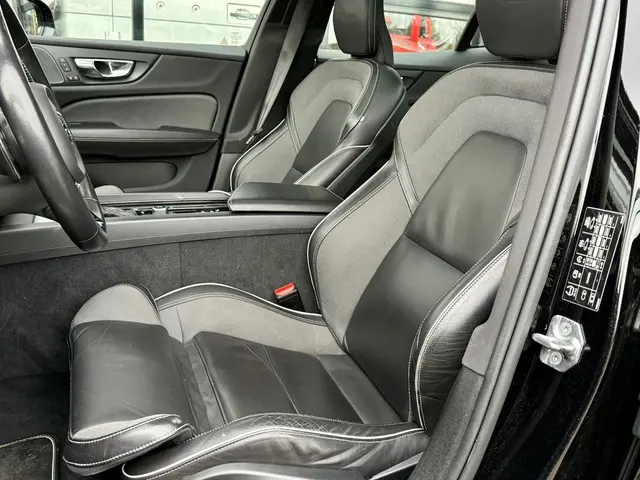 Volvo S60 2.0 T5 R-Design 2019 Benzine 12