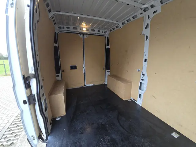 Peugeot Boxer 2.2 BlueHDi L2 H2 3.5T 2023 Diesel 24