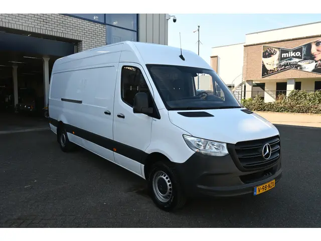 Mercedes-Benz Sprinter 2