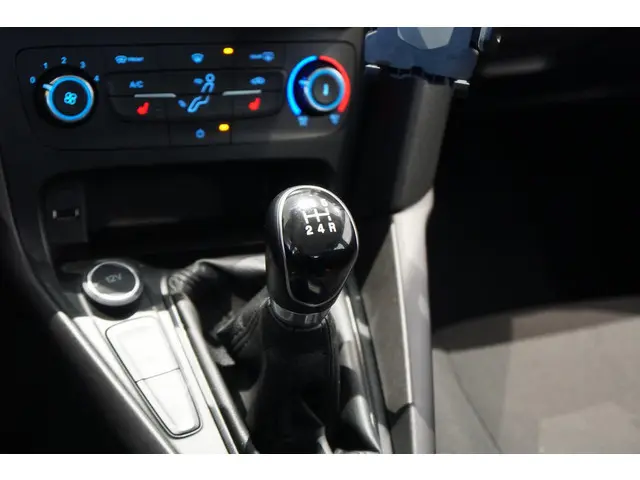 Ford Focus Wagon 1.0 + STOEL/STUURVERWARMING 2016 Benzine 16