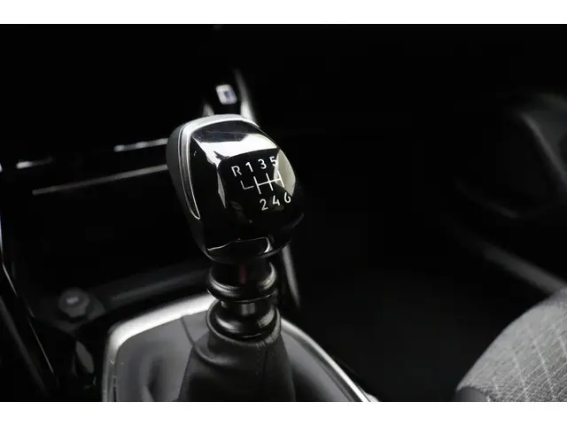 Peugeot 2008 1.2 Allure 2024 Benzine 25