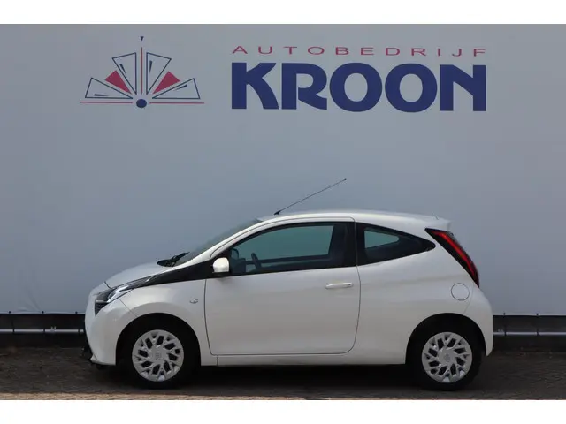 Toyota Aygo 1.0 VVT-i x-play 2019 Benzine 2