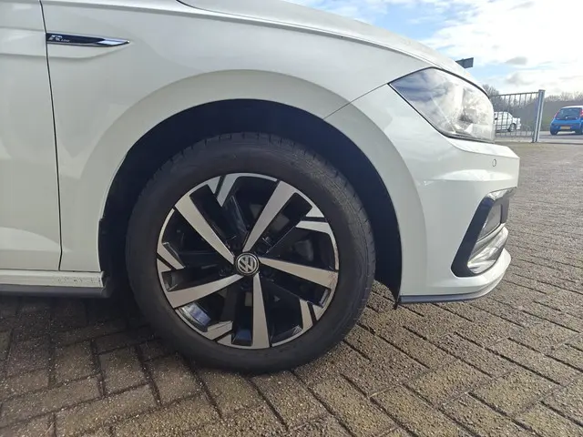 Volkswagen Polo 1.5 TSI DSG Highl.BnsR 2020 Benzine 6