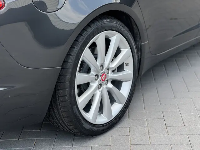 Jaguar XF 2.2D 2015 Diesel 18