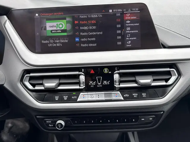 BMW 1 Serie 118i Executive Edition 2021 Benzine 13