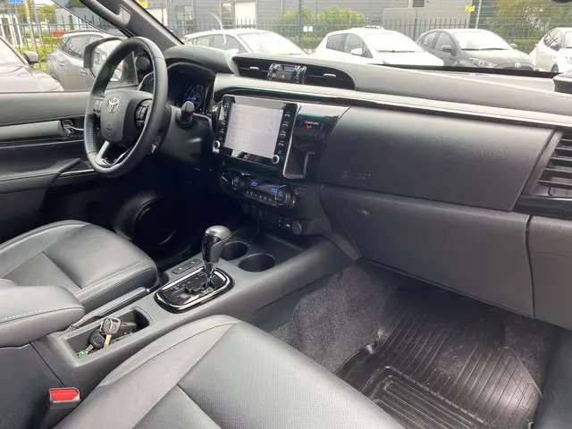 Toyota Hilux 2.8 D-4D Double Cab Invincible 2024 Diesel 36