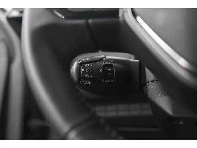 Peugeot 208 PureTech 100 Allure 2024 Benzine 39