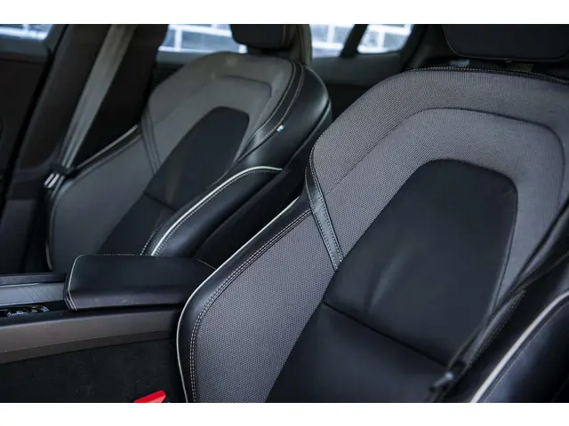 Volvo S60 2.0 B4 Plus Dark 2023 Benzine 33