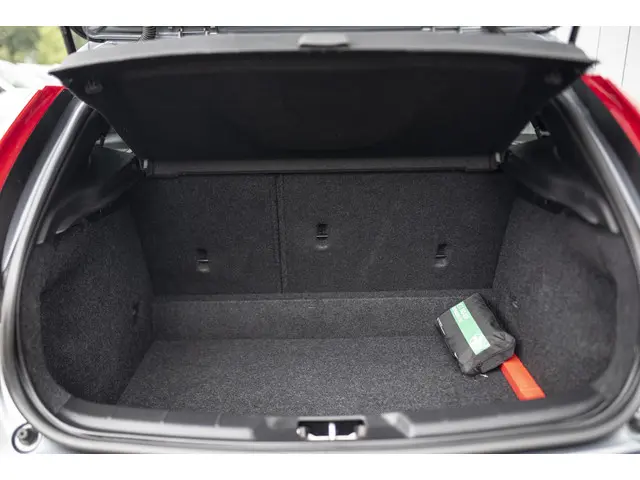 Volvo V40 T3 Benzine R-Design 2017 Benzine 29