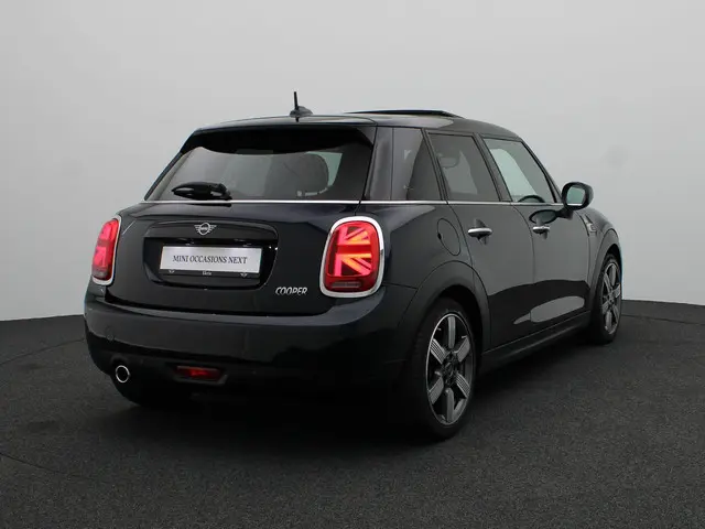 MINI 5-Deurs Cooper 60 Years Edition 2019 Benzine 2