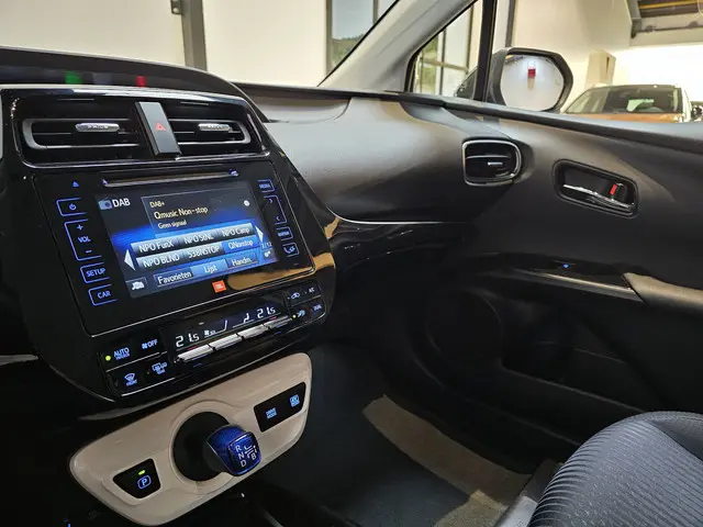 Toyota Prius 1.8 Dynamic 2018 Hybride Benzine 18