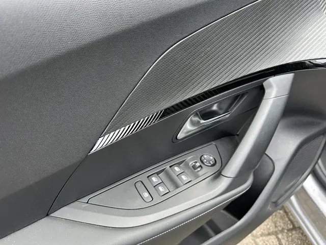 Peugeot 2008 1.2 Turbo 100 PK Allure 2023 Benzine 33