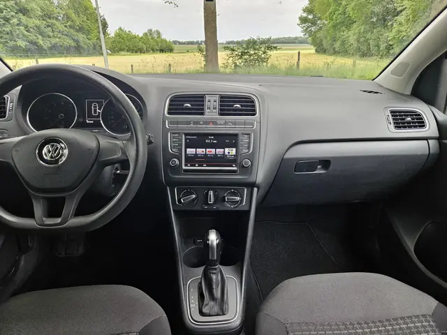 Volkswagen Polo 1.2 TSI Comfortline 2015 Benzine 12