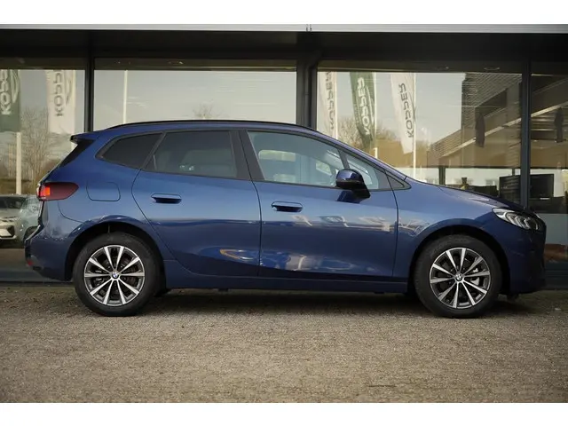 BMW 2 Serie Active Tourer 220i 2023 Hybride Benzine 12