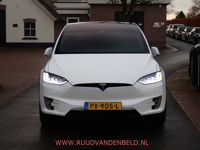 Tesla Model X 2