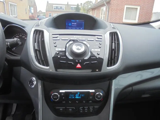 Ford C-MAX 1.0 Edition Plus * apk 6-10-26 * 2014 Benzine 9